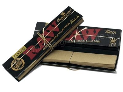Ανοιχτό μαύρο πακέτο RAW Black King Size Slim με ενσωματωμένα ακατέργαστα χαρτάκια, τζιβάνες και κλείσιμο με λαστιχάκι.