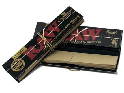 Ανοιχτό μαύρο πακέτο RAW Black King Size Slim με ενσωματωμένα ακατέργαστα χαρτάκια, τζιβάνες και κλείσιμο με λαστιχάκι.